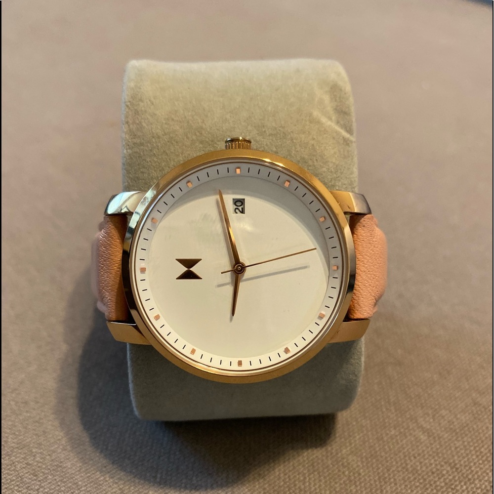 SIGNATURE - 38MM

ROSE GOLD/PEACH LEATHER